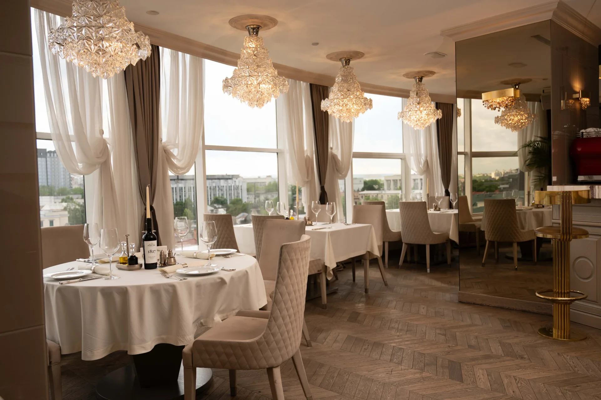 Интерьер ресторана Nobil Restaurant