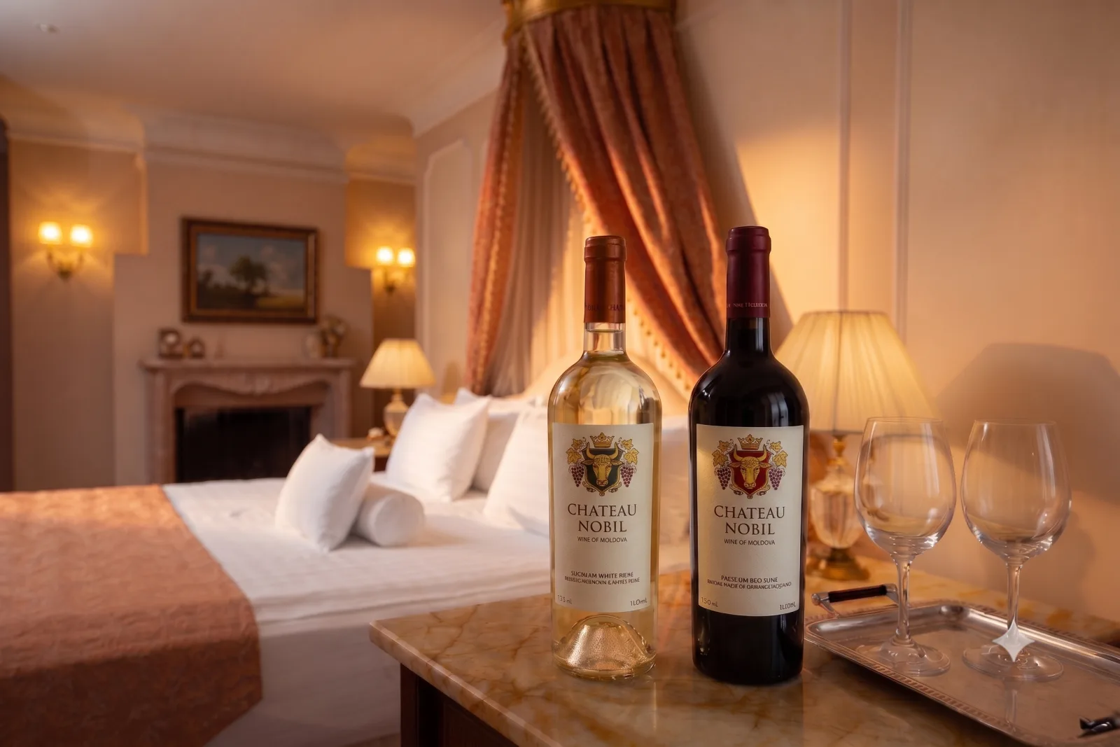 Вино и бокалы в номере Nobil Hotel