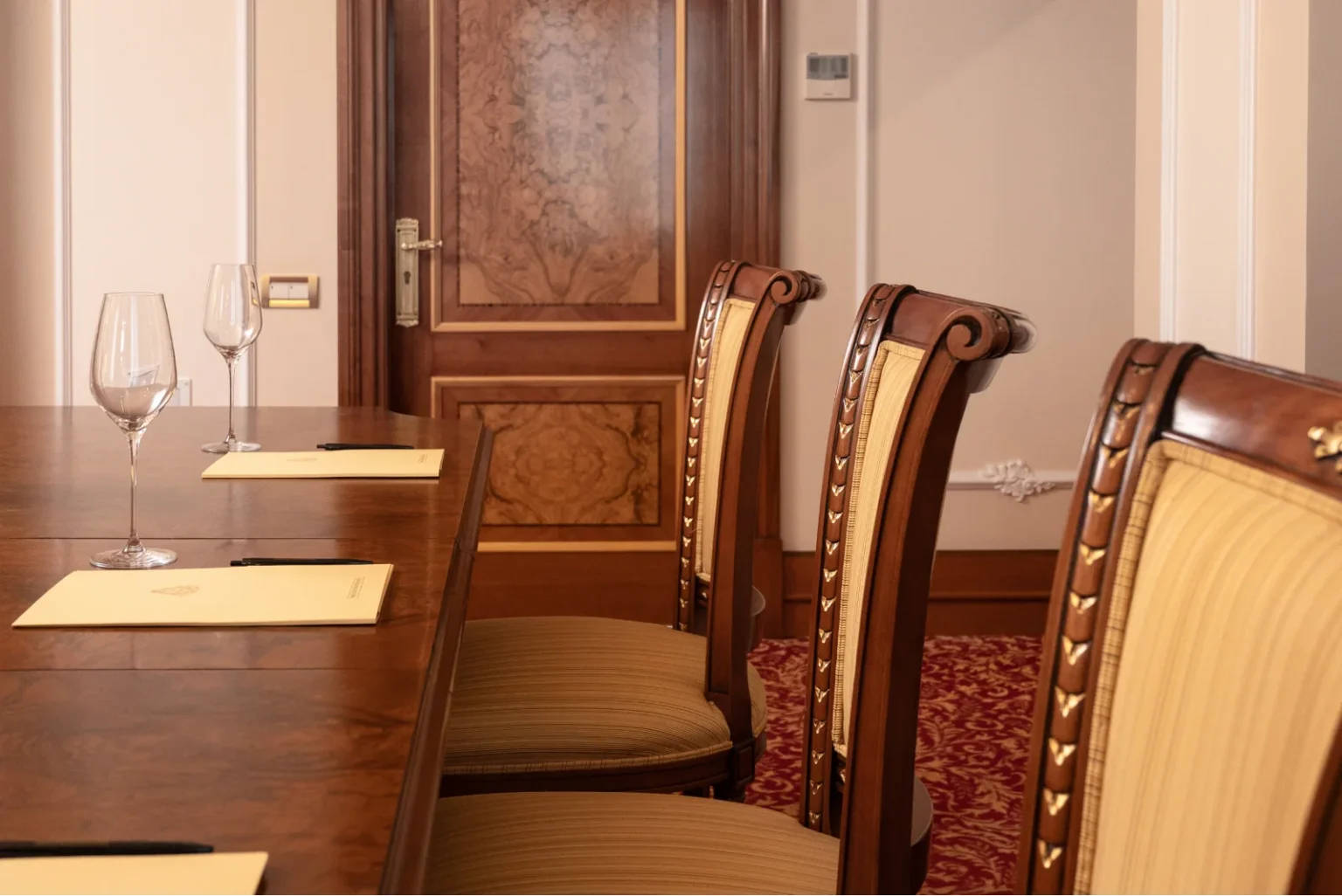 Фото 2 номера Executive Apartment