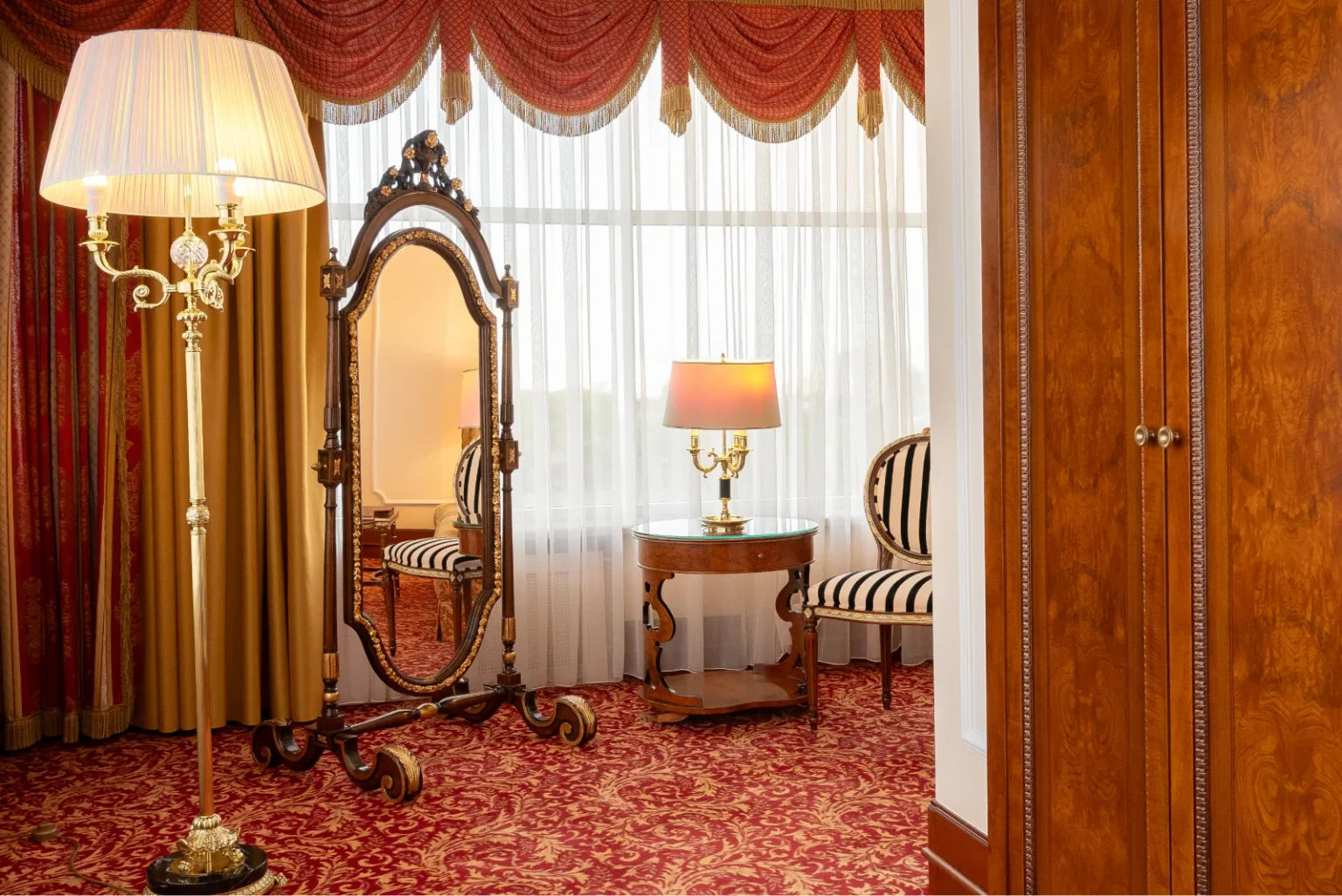 Фото 2 номера Honeymoon Room