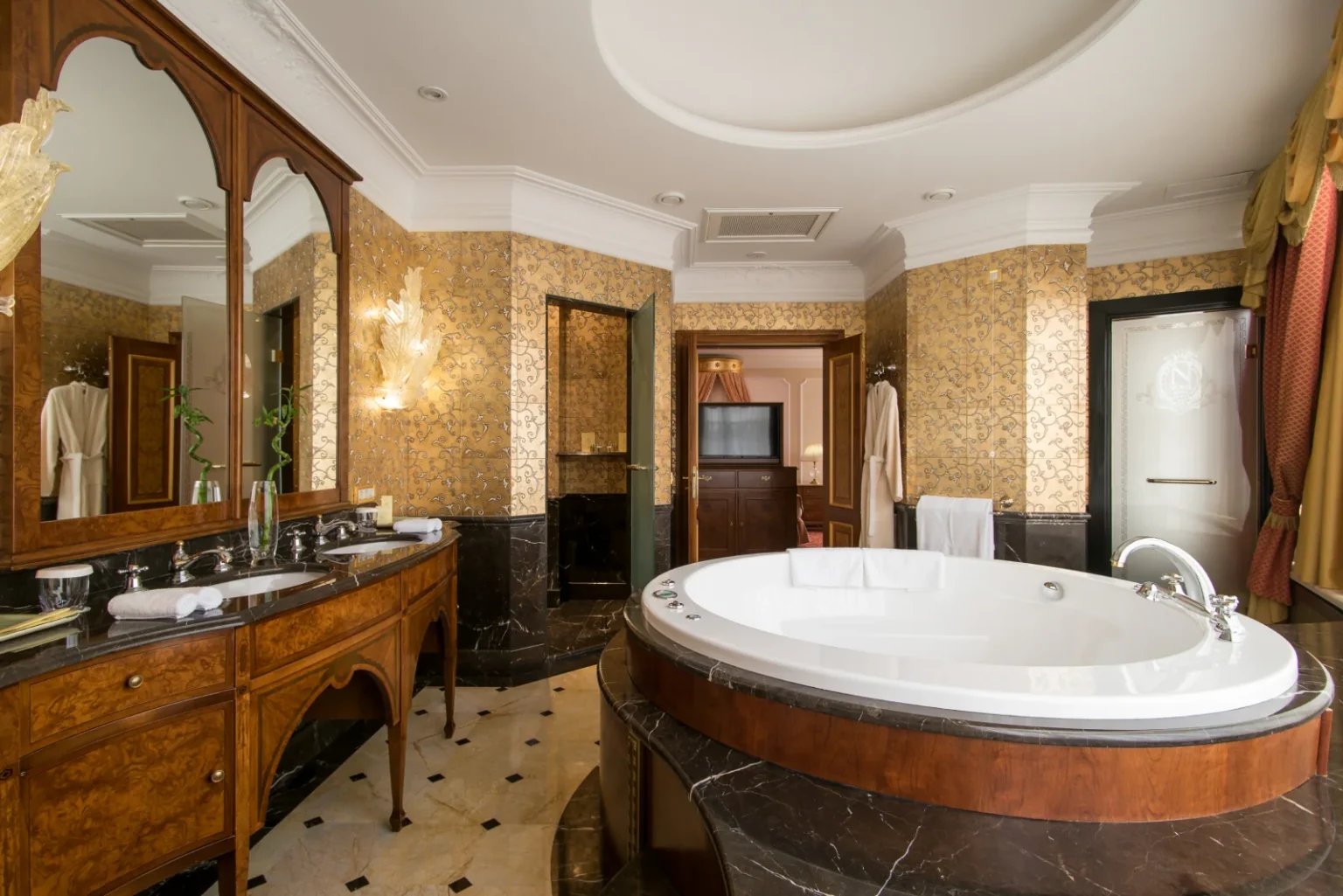 Фото 6 номера Winter Garden Suite